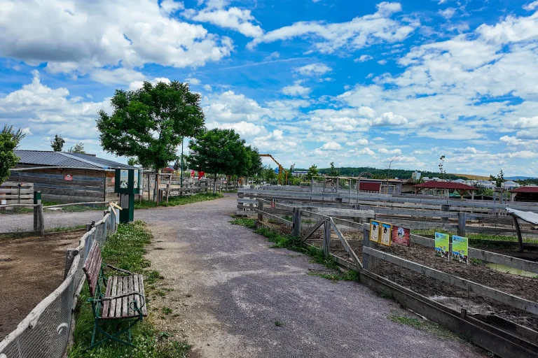 Merlin's Farm, Family City Znaim