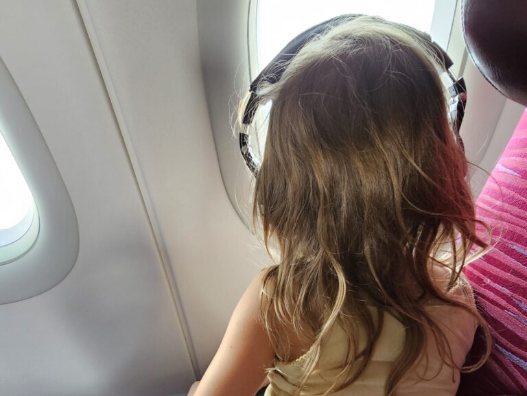 Jetlag bei Kindern - Kind im Flugzeug