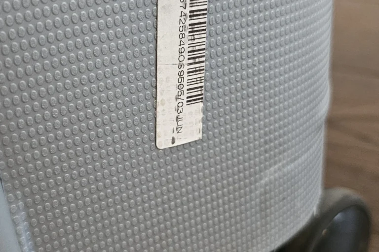 Gepäckverlust verhindern, alte Sticker entfernen