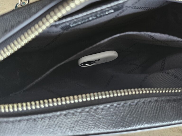 Bluetooth-Tracker auf Reisen in der Handtasche