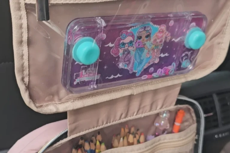 Activity Bag Organizer an der Rückbank mit Stiften, Spielen und Tablet für Kinder im Auto