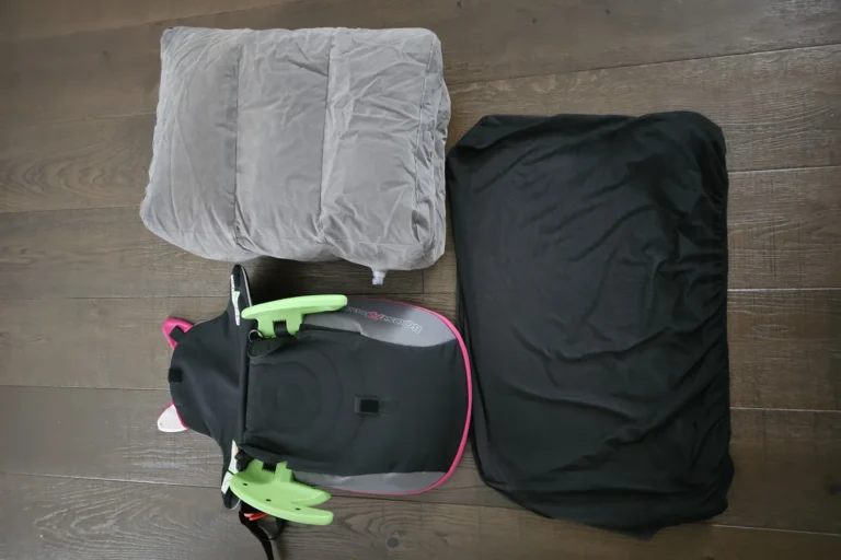 Roadtrip-Reisegadgets im Überblick: Fußstütze, Kindersitz und Reiseutensilien für lange Autofahrten mit Kindern.