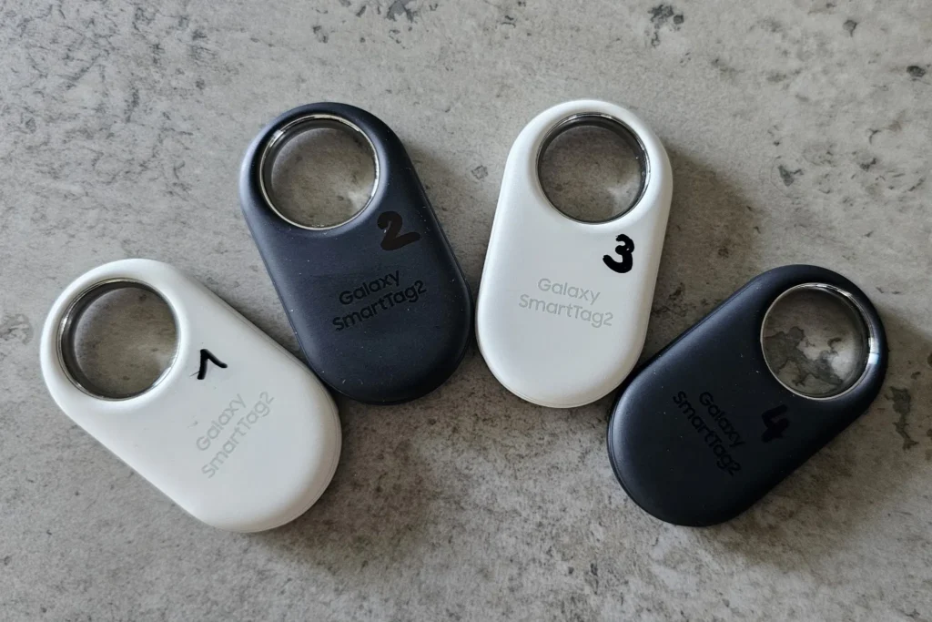AirTag & SmartTag auf Reisen Samsung SmartTag 2 Tracker in Schwarz und Weiß – praktische Bluetooth-Tracker für Reisen und Alltag