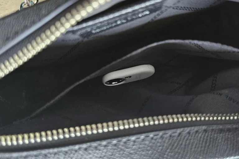 Samsung SmartTag 2 in einer Handtasche – praktischer Bluetooth-Tracker für unterwegs