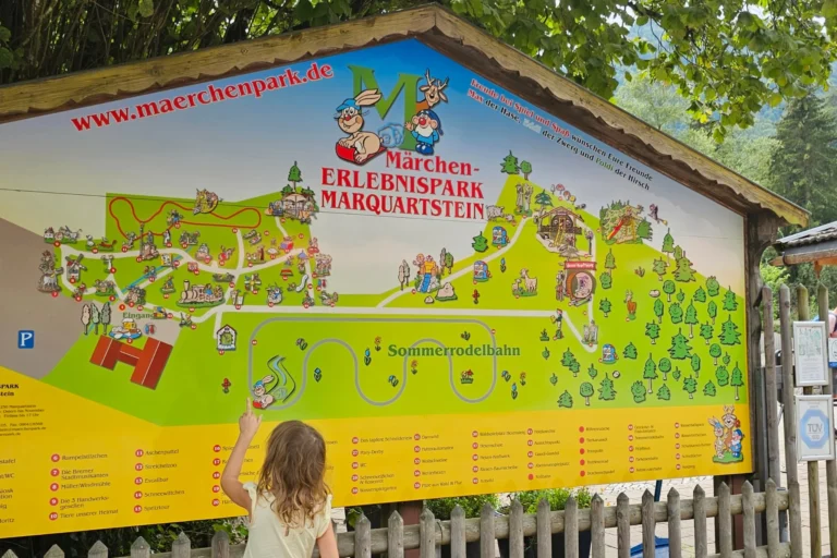 Märchenpark Marquartstein, die Infotafel vor der Kassa