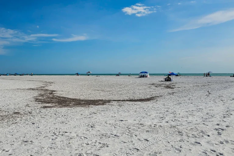 Strandtag auf Anna Maria Island mit türkisfarbenem Meer – Badepause während einer Florida Rundreise mit Kind