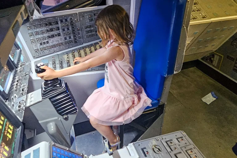 Kind im Cockpit-Simulator im Kennedy Space Center – spannendes Erlebnis bei einer Florida Rundreise mit Familie