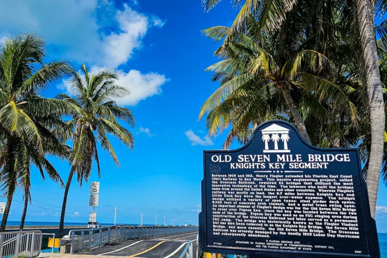 Old Seven Mile Bridge in den Florida Keys mit Palmen – Highlight einer Familienrundreise durch Florida