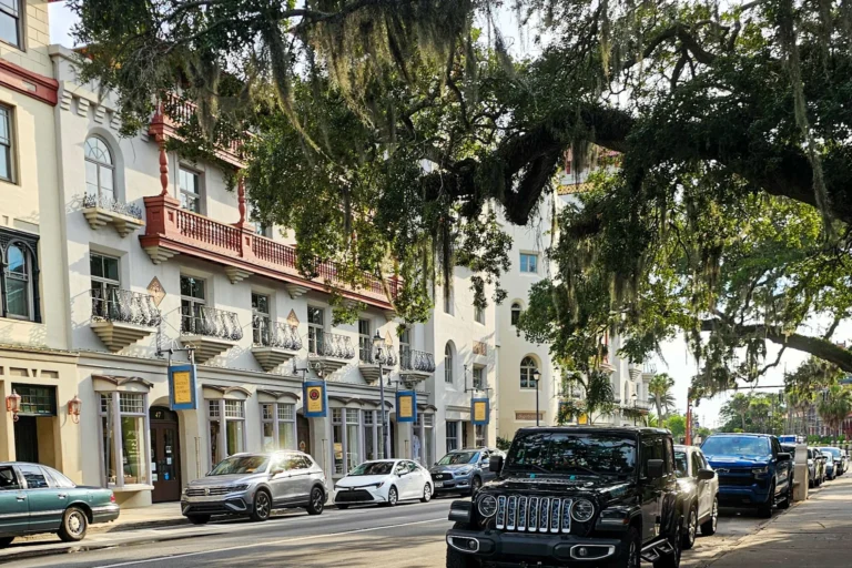 Straßenszene in St. Augustine mit historischen Gebäuden – Kultur-Highlight einer Florida Rundreise mit Familie