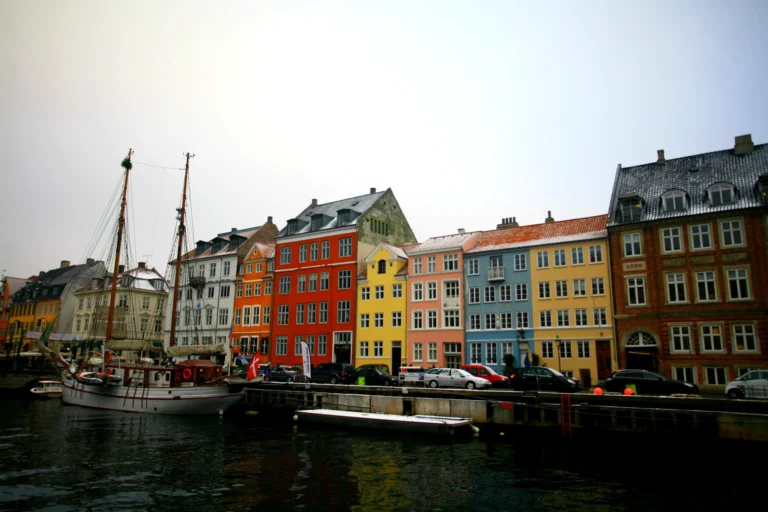 Kopenhagen mit Kindern 2025 – Blick auf den Nyhavn Hafen mit bunten Häusern