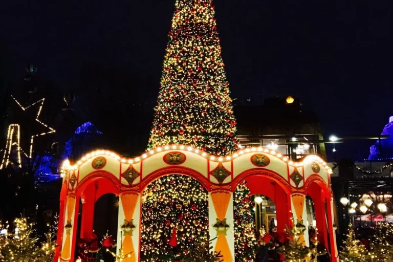 Familienausflug Kopenhagen 2025 – Tivoli Freizeitpark mit Weihnachtsbaum
