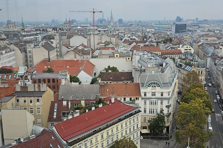 Blick von der Aussichtsplattform des Haus des Meeres über Wien – perfekt für den Abschluss eines Familienausflugs mit Kindern.