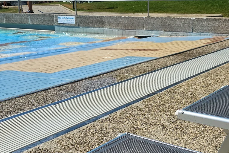 Außenbecken der Therme Loipersdorf mit Schwimmerbereich
