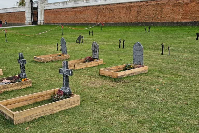 Friedhofsdekoration auf der Wiese von Schloss Hof zu Halloween – gruselig, aber kinderfreundlich