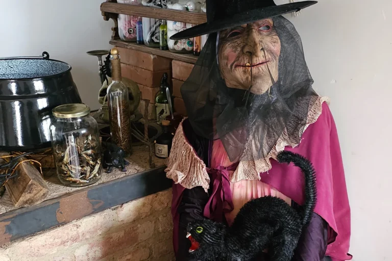 Hexenfigur in der Halloween-Ausstellung im Schloss Hof