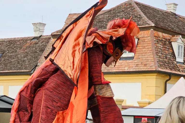 Kostümierter Darsteller beim Halloween auf Schloss Hof – bunte Show für Familien