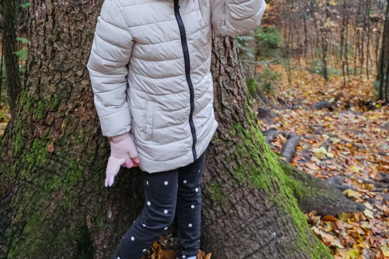 Kind auf dem Waldweg zur Burgruine