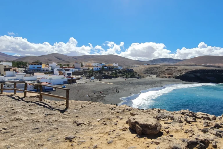 Blick auf Ajuy auf Fuerteventura mit schwarzem Lavastrand, Dorf und Atlantikküste.