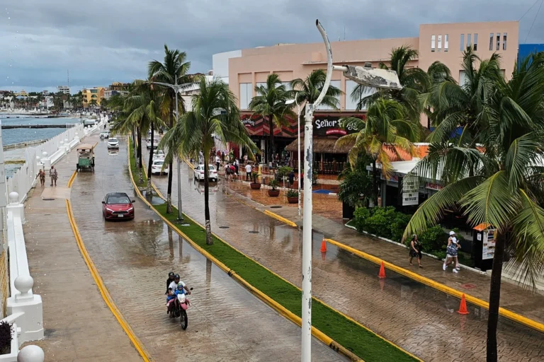 Cozumel bei Regen – Straßenszene nahe dem Kreuzfahrthafen in Mexiko