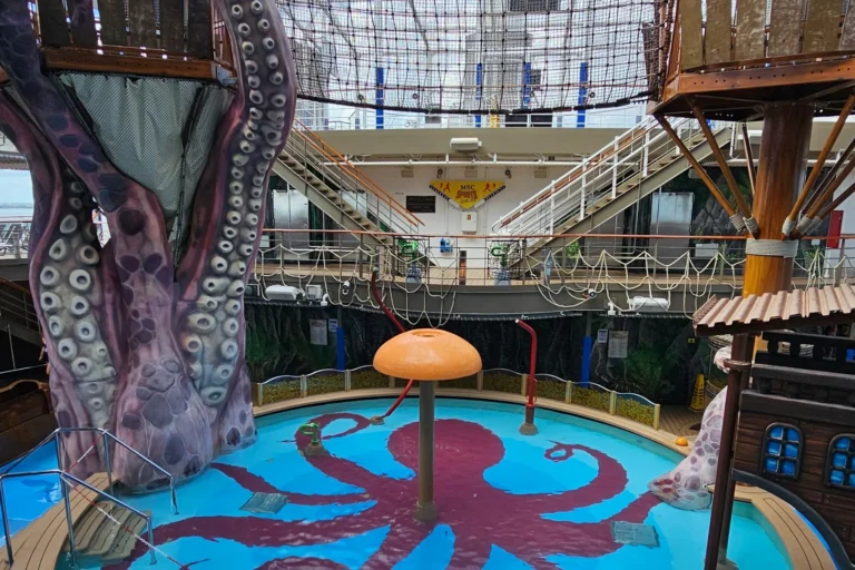 Kinder-Wasserspielplatz mit Oktopus-Motiv auf der MSC Seashore, überdachter Poolbereich für Familien, Karibik Kreuzfahrt mit Kind