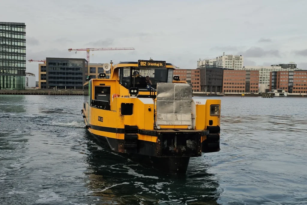 Wassertaxi in Kopenhagen als Teil der öffentlichen Verkehrsmittel auf dem Hafen