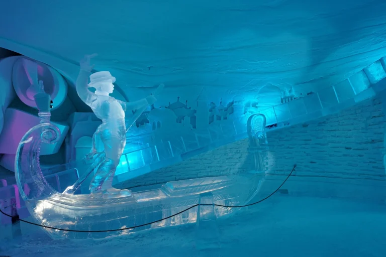 Eisfigur in einer Ausstellung im Arctic Village in Levi in Lappland