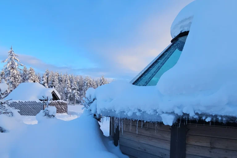 Glasiglu im Reindeer Manor in Levi, Lappland im Winter mit verschneitem Dach und Eiszapfen