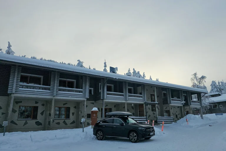 Außenansicht des Levi Spa Hotels in Lappland im Winter mit verschneiter Umgebung