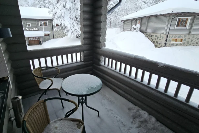 Balkon im Levi Spa Hotel in Lappland mit verschneitem Winterausblick und Blick auf die Hotelanlage