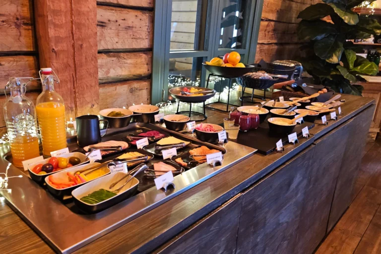 Reichhaltiges Frühstücksbuffet im Reindeer Manor in Levi in Lappland